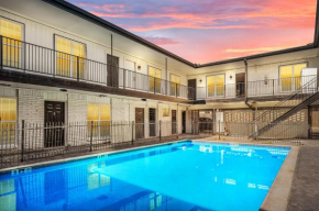 Relaxing 2BR Haven in Heights with Pool and Free Parking